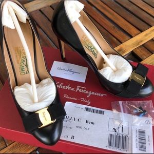 8.5 Salvatore Ferragamo Rilly Nero (Black) Pump